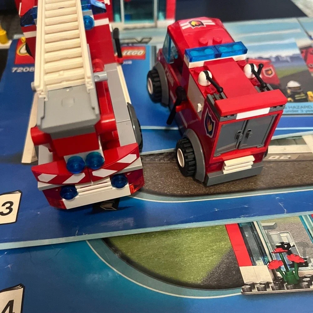 LEGO City Set: 7208 Fire Station House Truck Manuals Minifigures Box  Complete